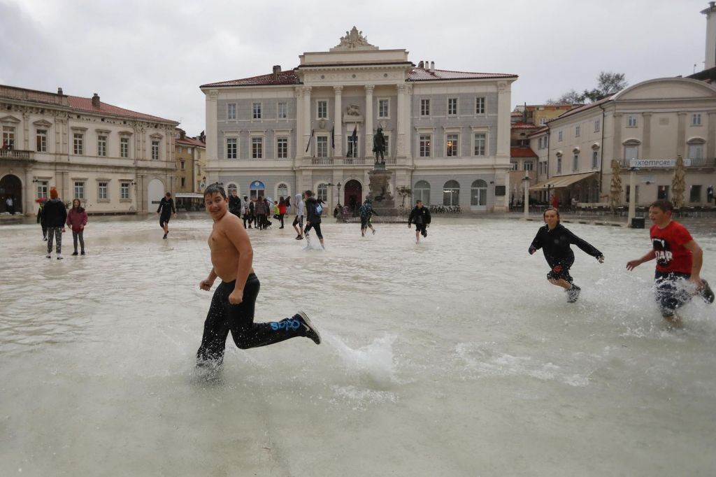 Reka Drava poplavlja na izpostavljenih območjih