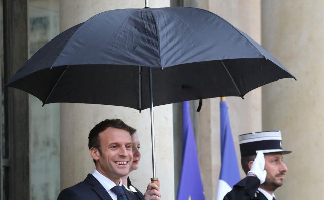 Francoski predsednik Emmanuel Macron je bil po oktobrskem vrhu EU tarča kritik, da je z blokado začetka pristopnih pogajanj z Albanijo in Severno Makedonijo naredil zgodovinsko napako. FOTO: Ludovic Marin/AFP