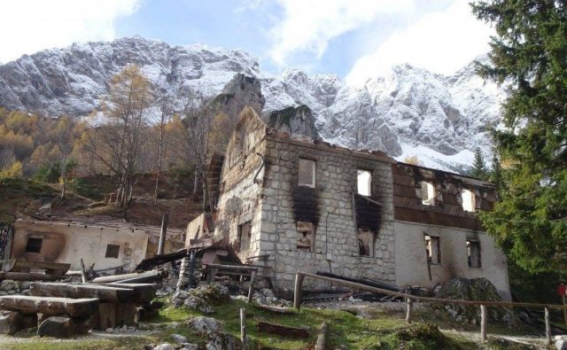 Od Frischaufovega doma na Okrešlju so ostali le razpadajoči zidovi. FOTO: Brane Povše