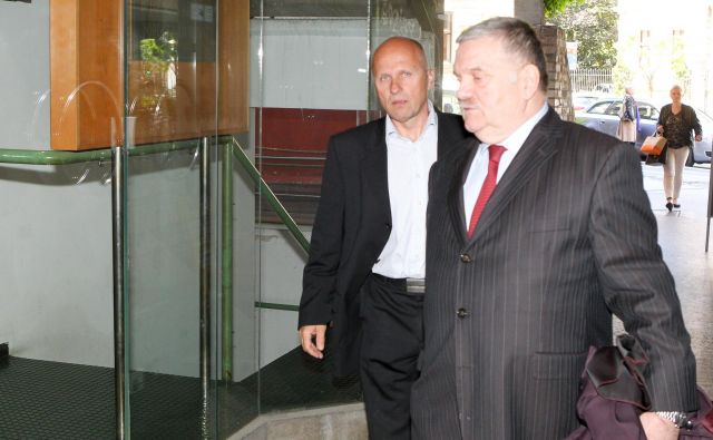Komandir Bogdan Brezovnik (levo) izredno odpoved izodbija na sodišču. FOTO: Marko Feist