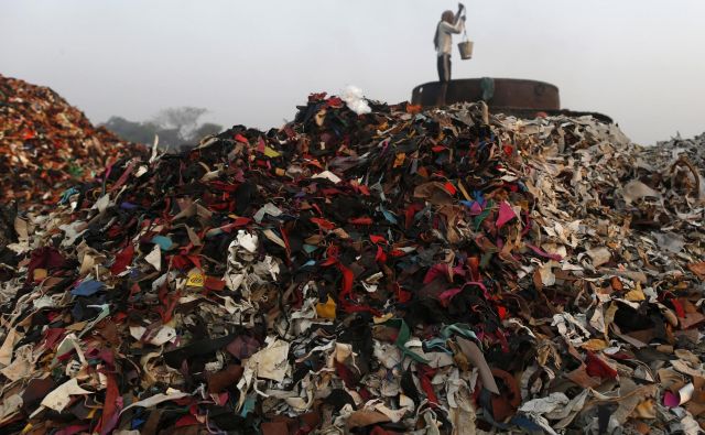 Na globalni ravni se reciklira manj kot odstotek tekstila. FOTO: Reuters