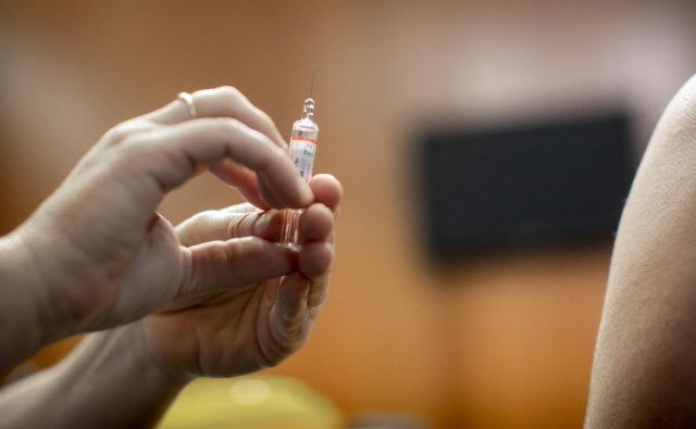 Na Nacionalnem inštitutu za javno zdravje so podcenili zanimanje za cepljenje. FOTO: Voranc Vogel/Delo