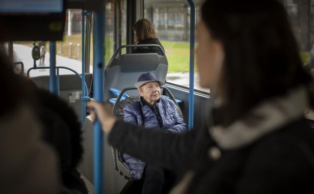 Če bo medkrajevni promet za starejše na primer iz Medvod v Šiško brezplačen, bodo potniki na plačljivih mestnih avtobusih med Šentvidom in Šiško na pol krajši razdalji na slabšem. FOTO: Voranc Vogel/Delo