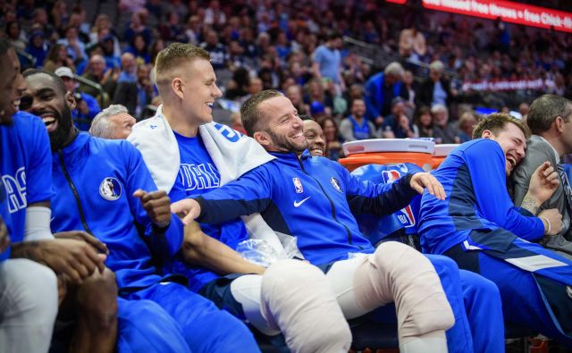 Po izjemni igri v prvem polčasu je Luka Dončić užival v zasluženem počitku in zabavi s soigralci na klopi. FOTO: USA Today Sports