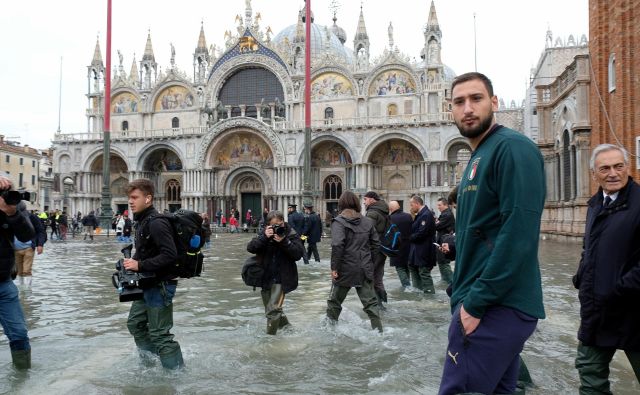 Benetke je v nedeljo že tretjič preplavilo morje. Trg svetega Marka je bil zaprt, »acqua alta« je dosegla meter in pol. FOTO: Manuel Silvestri/Reuters