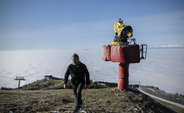 Na Krvavcu so naprave za obratovanje v zimski sezoni že pripravljene, le pravo vreme še čakajo. FOTO: Uroš Hočevar/Delo