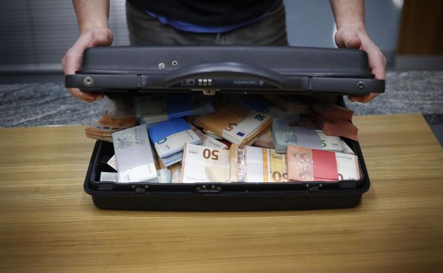 Slovenija zaradi korupcije izgubi 3,5 milijarde evrov na leto. FOTO Leon Vidic/Delo