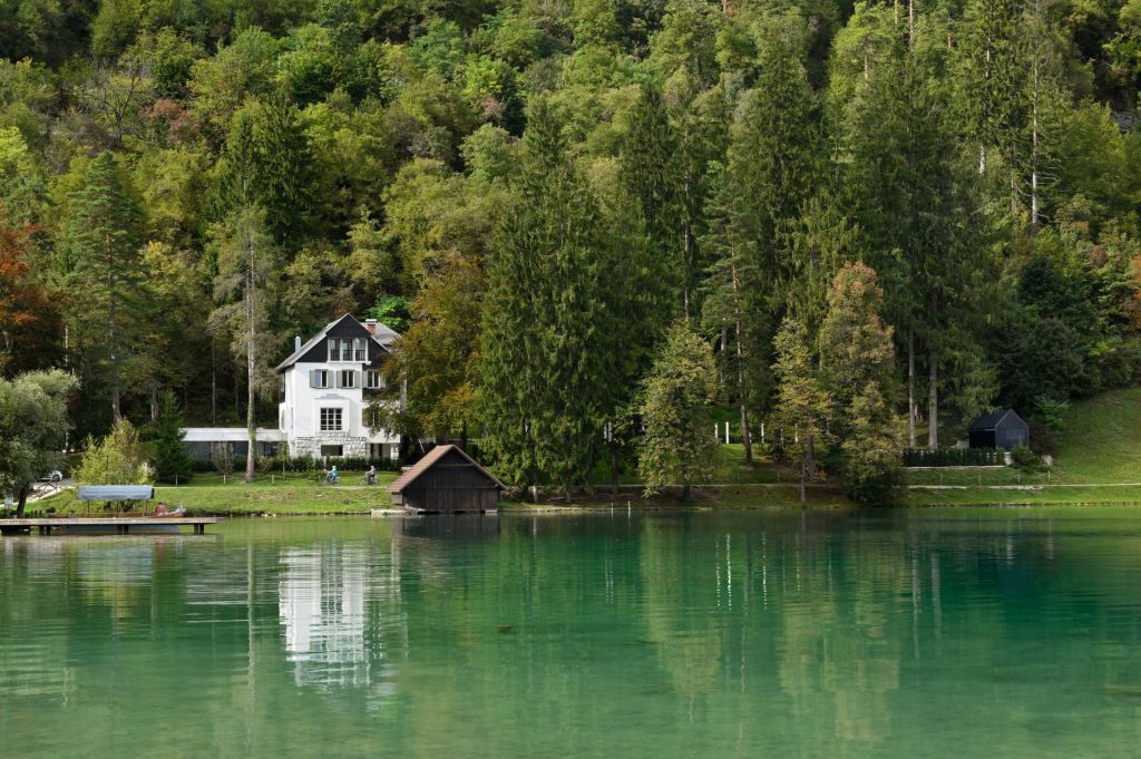 FOTO:Sodobni minimalizem ob Blejskem jezeru