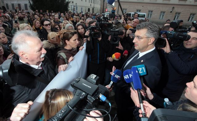 Učitelji osnovnih in srednjih šol so napovedali, da bodo vztrajali do izpolnitve zahtev. FOTO: Damjan Tadić/Cropix