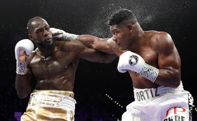 Deontay Wilder (levo) se je veselil še 42. zmage (41. z nokavtom!), potem ko je še drugič spravil na kolena Luisa Ortiza. FOTO: AFP