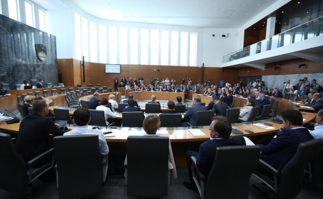 DZ je proračun za leto 2021 sprejel z 49 glasovi za, 40 poslancev je bilo proti. FOTO: Jure Eržen/Delo