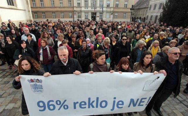 Predsednik Neodvisnega sindikata zaposlenih v srednjih šolah Branimir Mihalinec (drugi z leve) je ocenil, da lahko samo bolni um pomisli na to, da za njimi stoji politika. FOTO: Damjan Tadić/Cropix