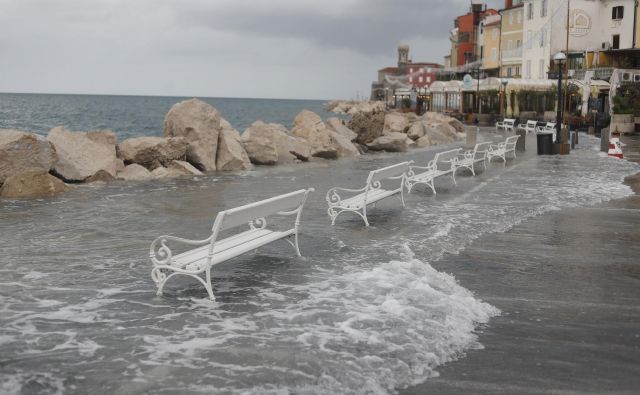 Takole je morje poplavilo 15. novembra. FOTO: Leon Vidic/Delo