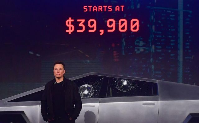 Elon Musk ob futurističnemu poltovornjaku. FOTO: Frederic J. Brown/AFP