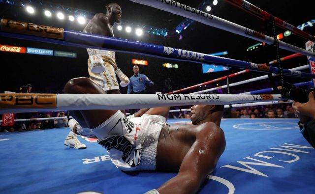 Deontay Wilder je takole malce pred koncem sedme runde nokavtiral Luisa Ortiza. FOTO: AFP