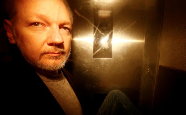 Julian Assange ni v dobrem stanju. FOTO: Reuters