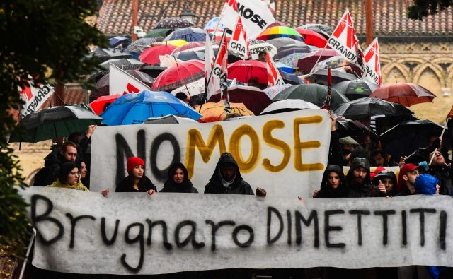 Protestniki so včeraj v Benetkah zahtevali opustitev projekta MOSE in odstop župana. FOTO: Miguel Medina/ Afp