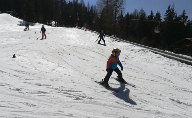 Kljub nepoznavanju jezika so se otroci spretno učili in naučili osnov smučanja. FOTO: Mitja Felc