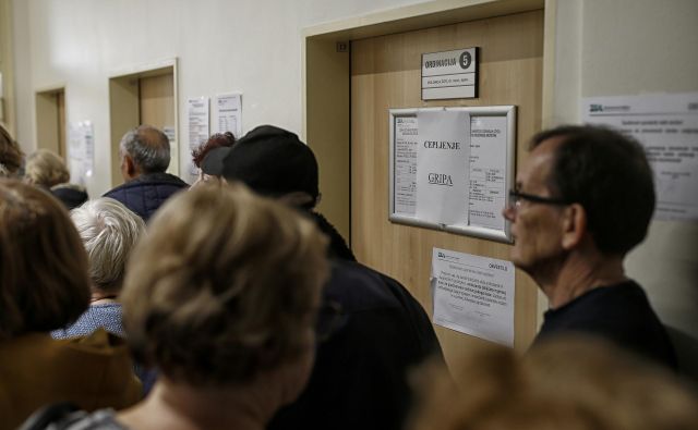 Letos se pred cepilnimi ambulantami vijejo dolge vrste. Foto Bla�ž Samec/Delo