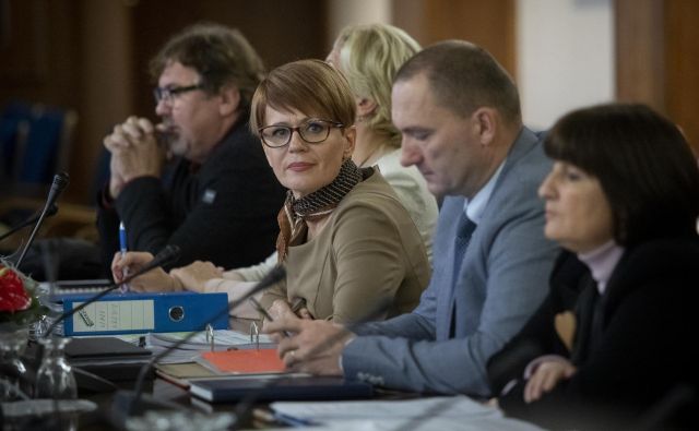 Ministrica za kmetijstvo Aleksandra Pivec pravi, da se s preštevanjem delegatov pred kongresom ne ukvarja. »Kandidaturo sem ponudila po demokratični poti. Delegate želim prepričati s svojim programom in svojimi pogledi na prihodnje vodenje stranke,« je dejala. FOTO: Voranc Vogel/Delo