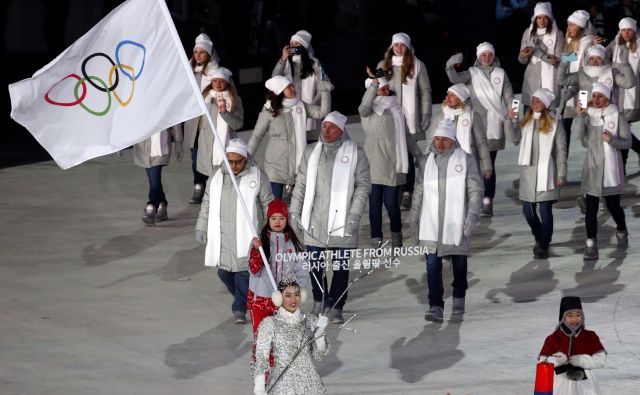 Rusi so na uvodni slovesnosti zadnjih zimskih iger v Pjongčangu prikorakali brez nacionalnih simbolov. FOTO: Matej Družnik/Delo