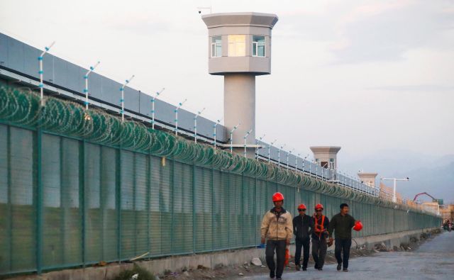 Eno največjih prevzgojnih taborišč v pokrajini Xinjiang je to v Dabanchengu.  FOTO: Thomas Peter/ Reuters