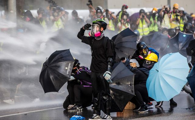 »Če ne bi bilo mene, bi bil Hongkong uničen v 14 minutah,« je prepričan ameriški predsednik Trump. FOTO: AFP