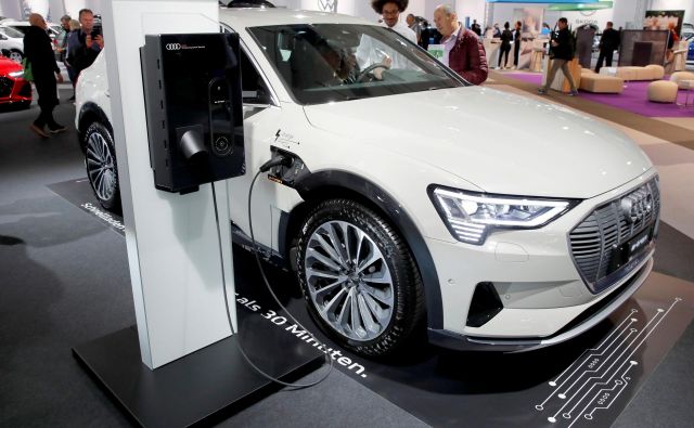 Audi e-tron je eden prvih električnih modelov te znamke, za krepitev naložb v tovrstni pogon bodo morali krčiti drugo delovno silo.<br />
Foto Reuters