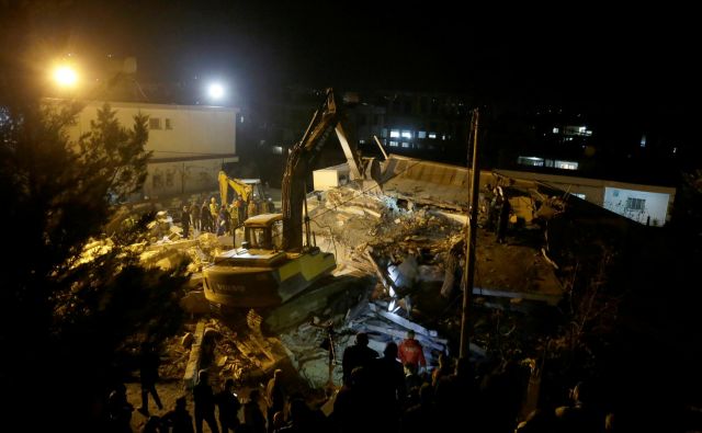 Iskanje preživelih je nadvse oteženo. FOTO: Florion Goga/Reuters