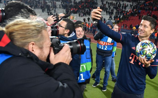 Nasmejan in tudi po 90 minutah tekme z urejeno pričesko je Robert Lewandowski poziral fotografom in sebi. FOTO: AFP