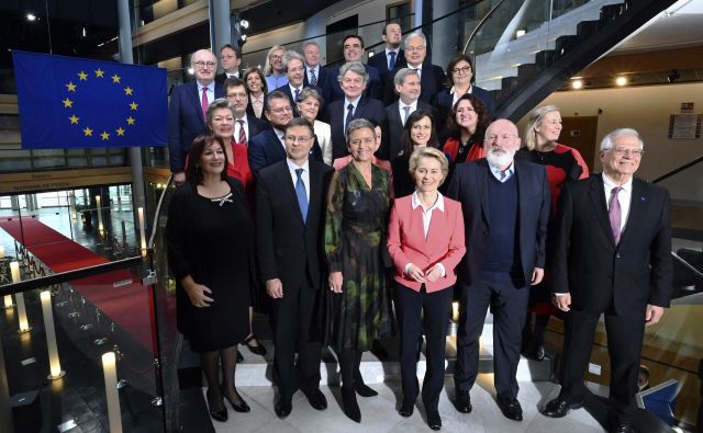 Nova evropska komisija pod vodstvom Ursule von der Leyen je bila, skladno s pričakovanji, gladko izvoljena. FOTO: Frederick Florin/AFP