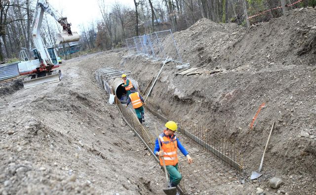 Izkop kanalizacije za odvajanje odpadne vode v Črnučah se te dni nemoteno nadaljuje. FOTO: Tomi Lombar/Delo