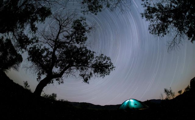 Raziskovanje vesolja in človeška družba sta vsaka zase zapletena. In med sabo prepletena. FOTO: Shamil Zhumatov/Reuters