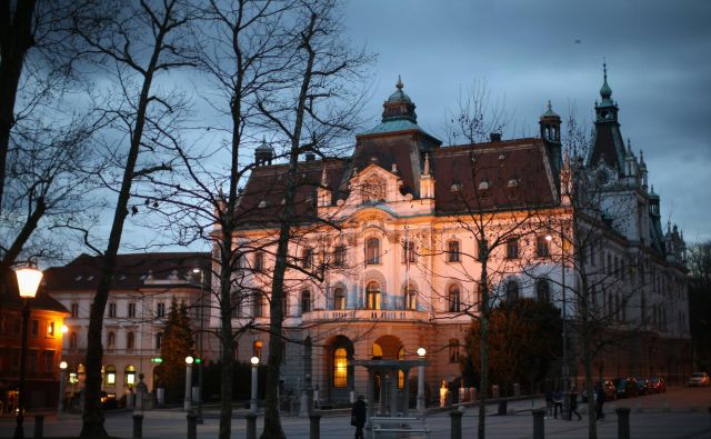 V nekdanjem deželnem dvorcu na Kongresnem trgu, kot se ta trg sredi prestolnice od leta 1991 ponovno imenuje, danes še zmeraj domuje ljubljanska univerza. Foto Jure Eržen