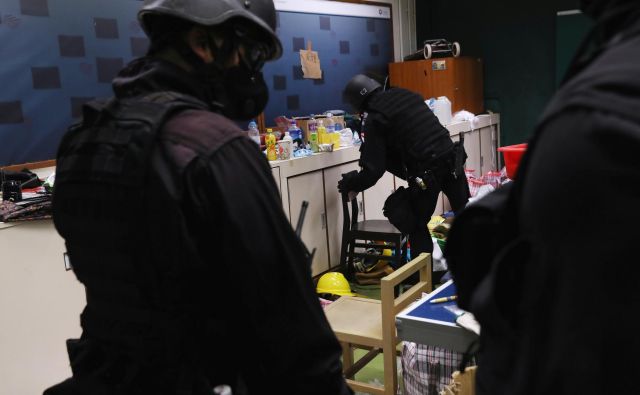 Policijske enote iščejo protestnike na hongkonški univerzi. FOTO: Leah Millis/Reuters