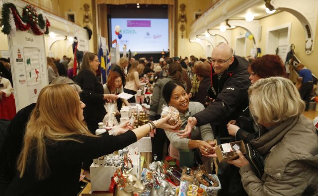 Na bazarju združenja Sila bi letos radi zbrali 50 tisočakov; namenili jih bodo otrokom z diabetesom in celiakijo. FOTO: Leon Vidic