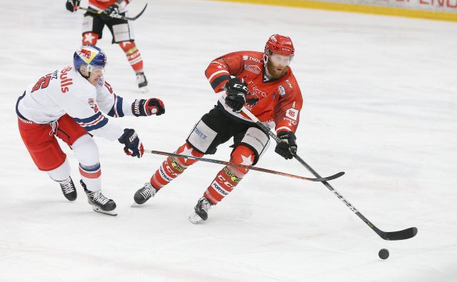 Andrej Tavželj je dosegel edini gol za Jesenice v Rittnu. FOTO: Leon Vidic/Delo