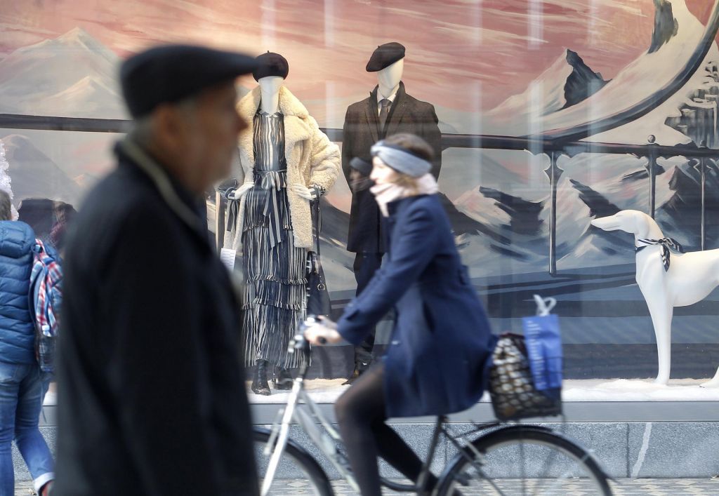 Slovenci premladi v pokoj in prestari na trg dela