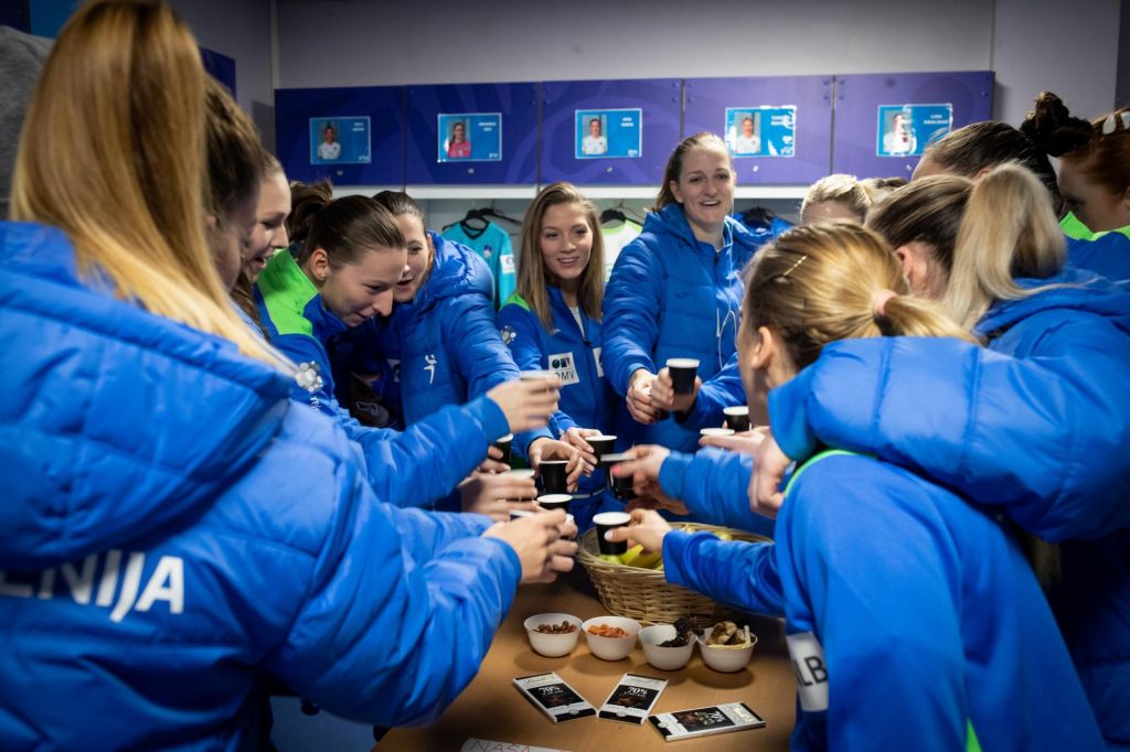 FOTO:Slovenke v lov na glavni del, prva ovira Nizozemska