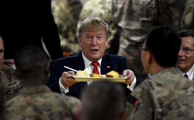 Ameriški predsednik Donald Trump je na zahvalni dan ameriškim vojakom postregel s puranom in drugimi tradicionalnimi jedmi. Foto AFP