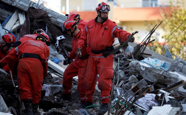 V državi se začenja ocenjevanje škode po rušilnem potresu. FOTO: Florion Goga/Reuters