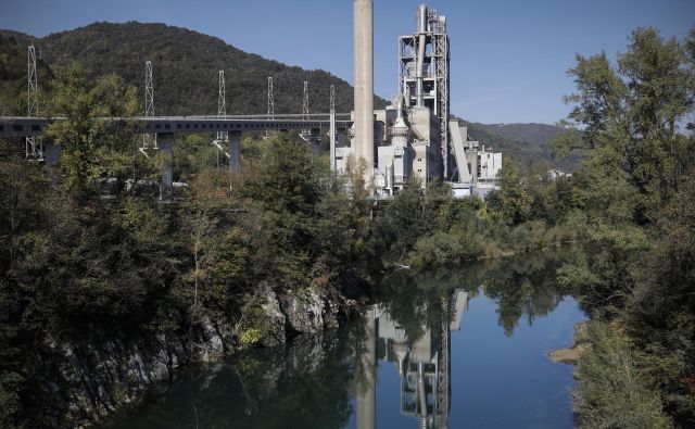 Salonit Anhovo, d. d., na Arso ni podal vloge za povečanje sosežiga letne količine odpadkov. FOTO: Uroš Hočevar/Delo