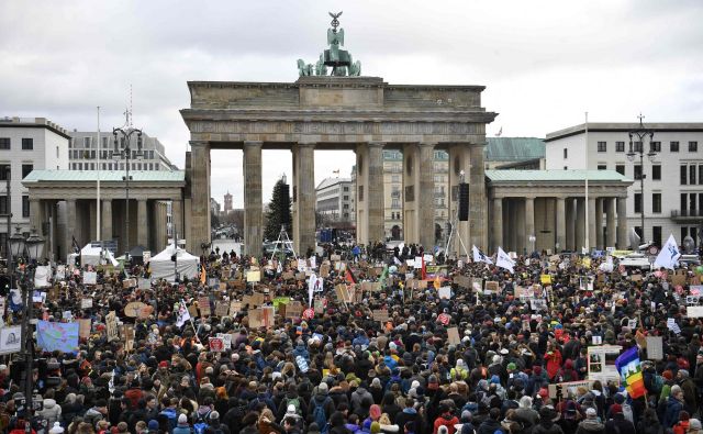 V Berlinu na podnebnem protestu pričakujejo 50.000 protestnikov. FOTO: John Macdougall/AFP