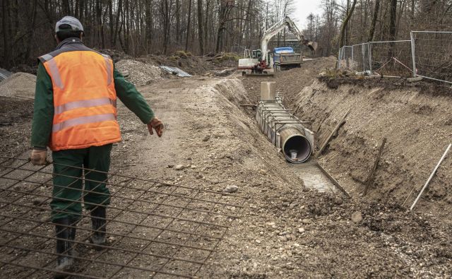 Gradnja kanalizacijskega kanala C0 na trasi ob Savi sproža vse več ugibanj. FOTO: Voranc Vogel/Delo