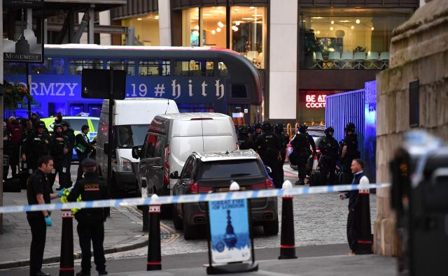 Londonska policija današnji dogodek na Londonskem mostu obravnava kot terorističnega. FOTO: Ben Stansall/AFP