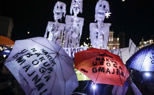 Protest mladih za podnebne pravičnost proti potrošništvu in črnemu petku med slavnostnim prižiganjem novoletnih lučk v Ljubljani. FOTO: Uroš Hočevar/Delo