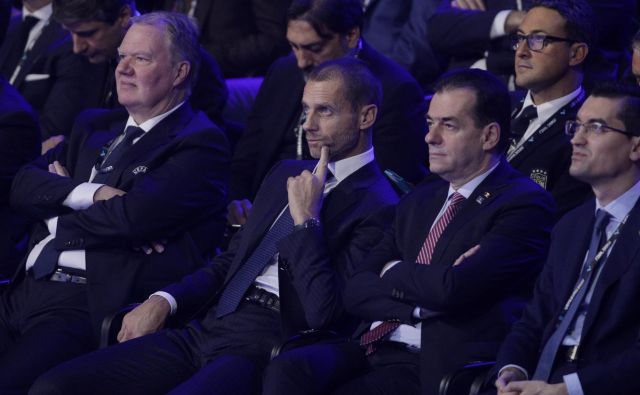 Aleksander Čeferin si je ogledal žreb eura 2020 v družbi prvega podpredsednika UEFA Karla-Erika Nilssona (na njegov desni) in romunskega premiera Ludovica Orbana (na njegovi levi). FOTO: Reuters