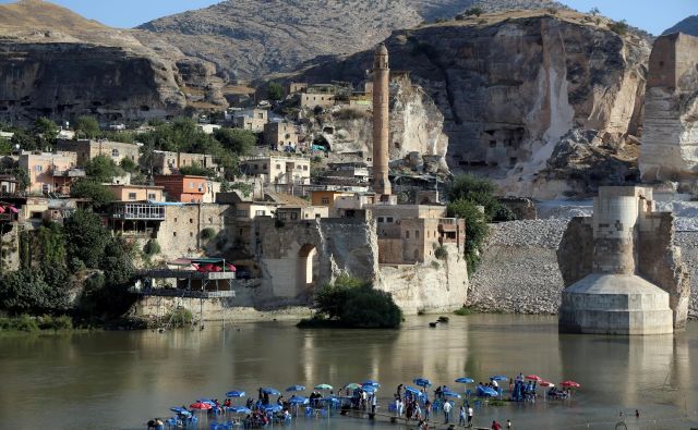 Da bo mestece Hasankeyf poplavljeno, je bilo jasno leta 2006, ko je Ankara na reki Tigris začela graditi velikanski jez Ilısu. FOTO: Reuters