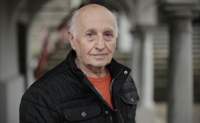 Vlado Čermak še vedno rad prebira tujo strokovno literaturo in jo prevaja za nov trenerski rod.<br />
Foto Uroš Hočevar