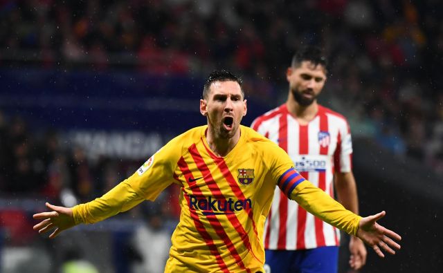 Lionel Messi je takole proslavil edini gol na tekmi v Madridu, ki je prinesel tri točke Barceloni. FOTO: AFP